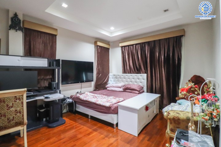 *****บ้านเดี่ยวทำเลใจกลางเมือง ม.เศรษฐสิริ งามวงศ์วาน-ประชาชื่น หลังมุม (ตรงข้าม ม.ธุรกิจบัณฑิตย์) บ้านหลังใหญ่ เนื้อที่ 77.8 ตร.ว. ฟังก์ชัน 5 ห้องนอน 4 ห้องน้ำ 2 ที่จอดรถ พื้นที่ใช้สอยเกือบ 250 ตร.ม. หน้าโครงการติดถนนประชาชื่น เชื่อมต่อถนนหลายสาย ใกล้เดอะมอลล์ฯ และจุดขึ้นทางด่วนงามวงศ์วาน